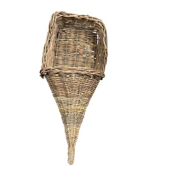 Wicker Brown Wall Hanging Cornucopia Basket Home Decor Flat Back - Picture 1 of 6